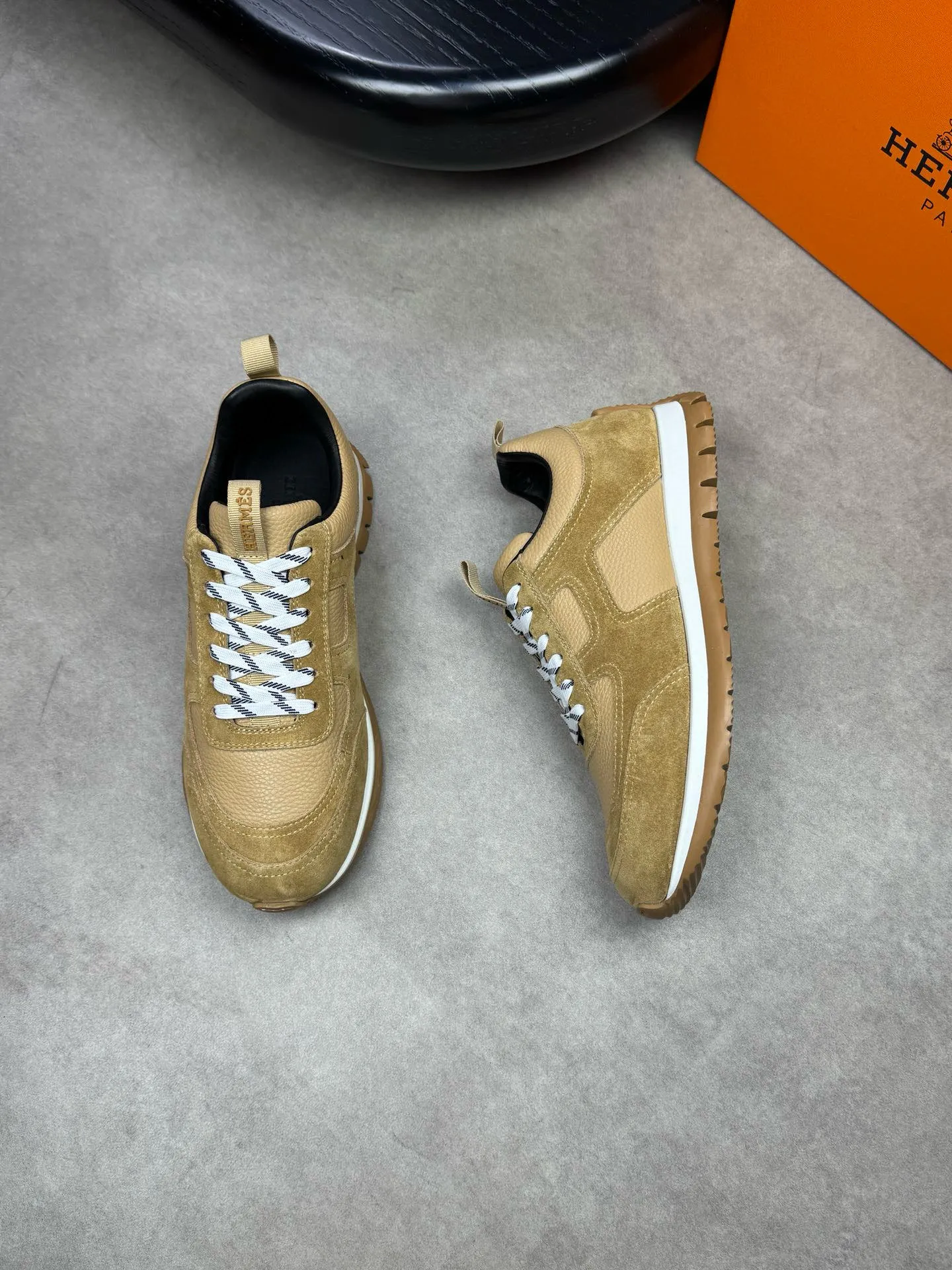 [HERMES] Hermes men's shoes 💰: 800💰 - High-end quality original items 🔍🔍🔍 casual sports shoes - Upper: 🔝 pebbled calfskin, suede calfskin, shoe body forged ´H´ totem, tongue webbing injection molded brand logo - Lining: brand canvas, foot pads; water-dyed cowhide -Outsole: Ultra-light T men's shoes 💰U foam; two-color molded outsole -Ultra-high quality control and fine workmanship: highlighted (high-end, extravagance, grade) -Size: 38-44 (45, can be customized)